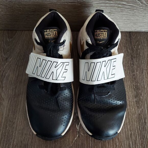 Nike Youth sz 5.5y  881941-009 2018 Team Hustle D8 White Black Gold Swoosh - Picture 3 of 11